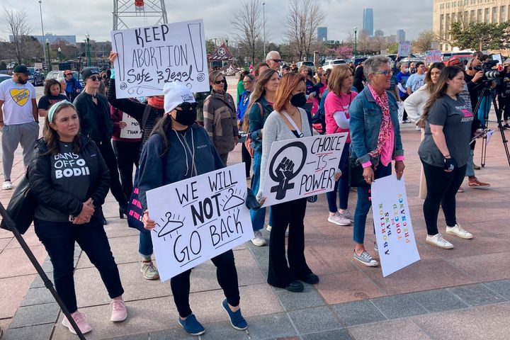 Υποστηρικτές του δικαιώματος των γυναικών στην άμβλωση διαδηλώνουν έξω από την τοπική Βουλή της πολιτείας της Οκλαχόμας.