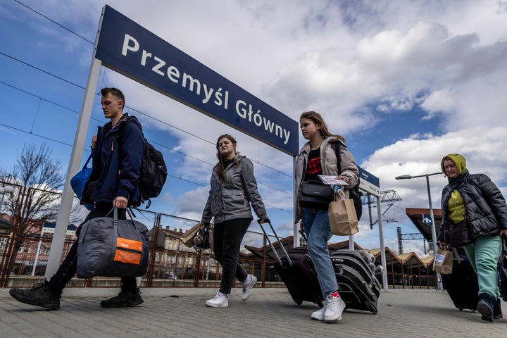 Refugiados ucranianos a su llegada a la estación de Przemsyl, en Polonia.