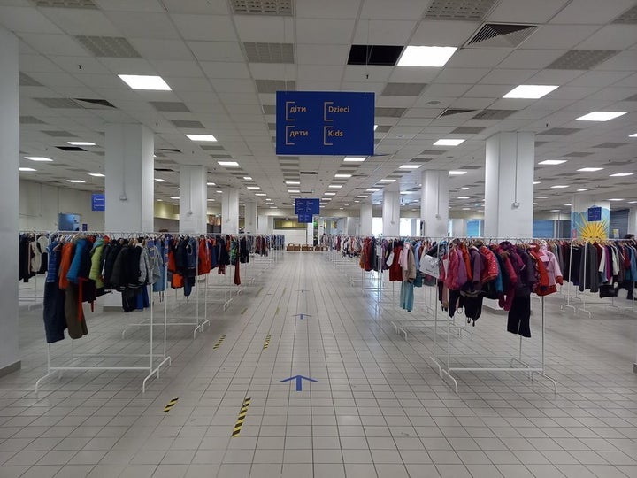 "Tienda gratuita" donde los refugiados ucranianos pueden coger lo que necesiten
