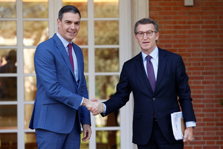 El presidente del Gobierno, Pedro Sánchez, recibe al nuevo líder del PP, Alberto Núñez Feijóo, en el Palacio de la Moncloa en Madrid.
