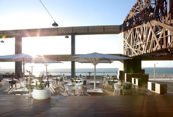 Terraza frente al Atlántico del Parador de Cádiz.
