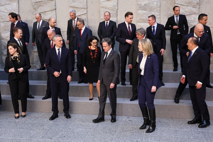 Ο υπουργός Εξωτερικών των ΗΠΑ Aντονι Μπλίνκεν και ο γενικός γραμματέας του ΝΑΤΟ Γενς Στόλτενμπεργκ περπατούν αφού πόζαραν για μια οικογενειακή φωτογραφία μετά από μια συνάντηση των υπουργών Εξωτερικών του ΝΑΤΟ, εν μέσω της εισβολής της Ρωσίας στην Ουκρανία, στα κεντρικά γραφεία του ΝΑΤΟ στις Βρυξέλλες, Βέλγιο, 7 Απριλίου 2022. REUTERS/Evelyn Hockstein/ Πισίνα