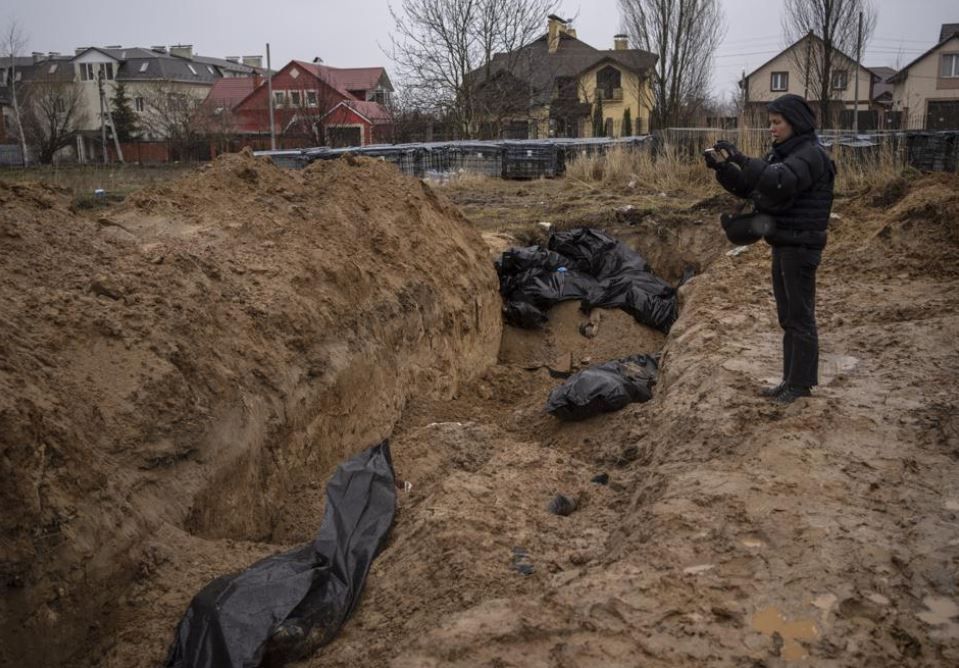 Δημοσιογράφος βιντεοσκοπεί μαζικό τάφο στην Μπούτσα.