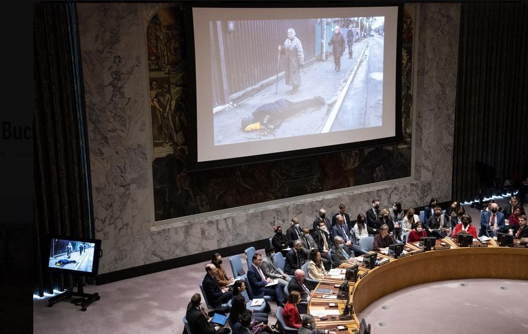 Εικόνες από την καταστροφή στην Ουκρανία προβάλλονται κατά την διάρκεια συνεδρίασης του Συμβουλίου Ασφαλείας του ΟΗΕ, στην έδρα των Ηνωμένων Εθνών.
