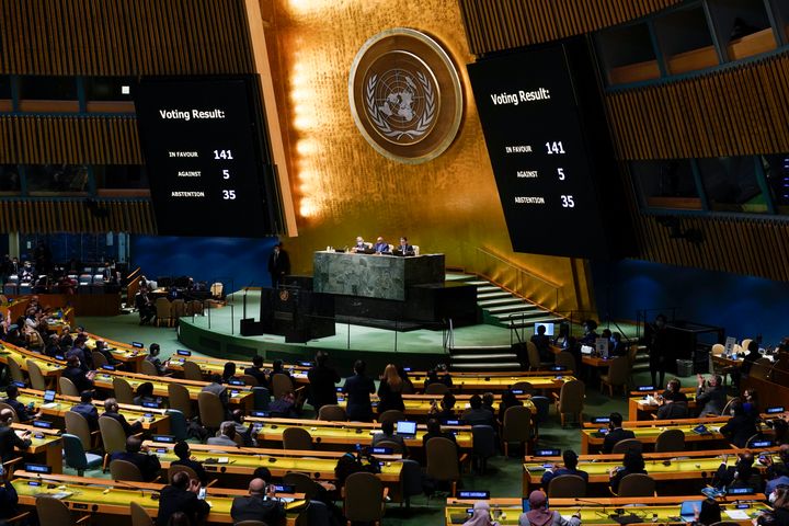 Τα αποτελέσματα ψηφοφορίας επί ψηφίσματος σχετικά με την Ουκρανία εμφανίζονται κατά τη διάρκεια έκτακτης συνεδρίασης της Γενικής Συνέλευσης στην έδρα των Ηνωμένων Εθνών, Τετάρτη 2 Μαρτίου 2022. (AP Photo/Seth Wenig)