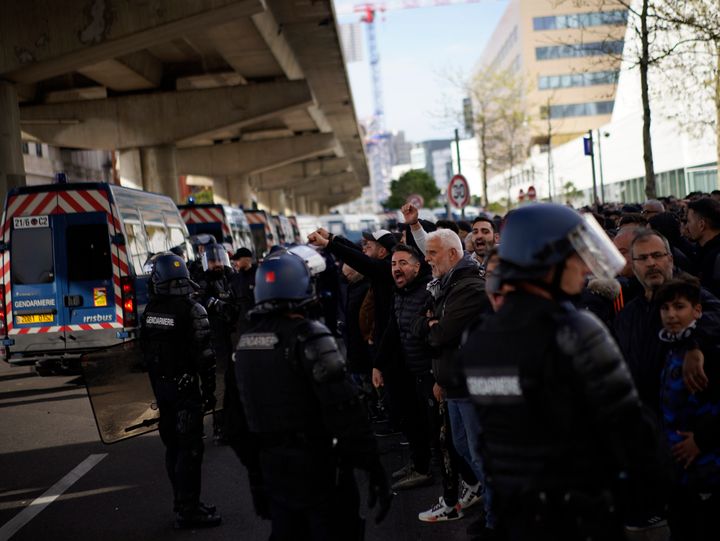 Οπαδοί του ΠΑΟΚ φωνάζουν συνθήματα μπροστά στους Γάλλους αστυνομικούς ενόψει του αγώνα ποδοσφαίρου του Europa Conference League μεταξύ της Μαρσέιγ και του ΠΑΟΚ, την Πέμπτη 7 Απριλίου 2022 στη Μασσαλία της νότιας Γαλλίας. (AP Photo/Daniel Cole)