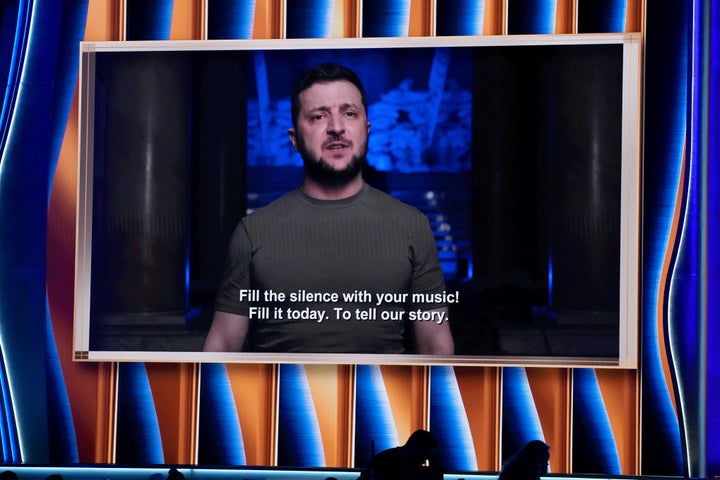 Zelenski interviene de forma telemática en la gala de los Grammy, en Las Vegas (EEUU) el pasado 3 de abril. Pide a los artistas que llenen el silencio con su música, que cuenten la historia del pueblo ucraniano.