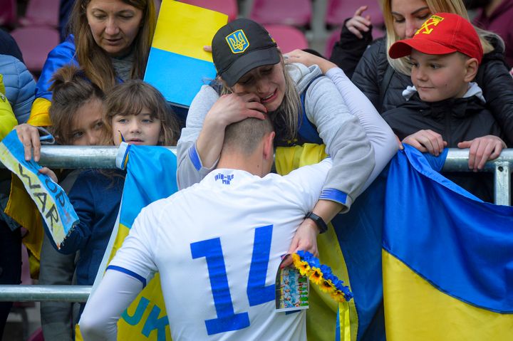 Οι οπαδοί αγκαλιάζουν τον Μαξίμ Ντίατσουκ της Ντιναμό Κιέβου U19 στο τέλος του αγώνα για την φάση των 16 του Ευρωπαϊκού Πρωταθλήματος Νέων μεταξύ Δυναμό Κιέβου U19 και Σπόρτινκ Λισσαβώνας U19, στο στάδιο Γκιουλέστι στο Βουκουρέστι, Ρουμανία
