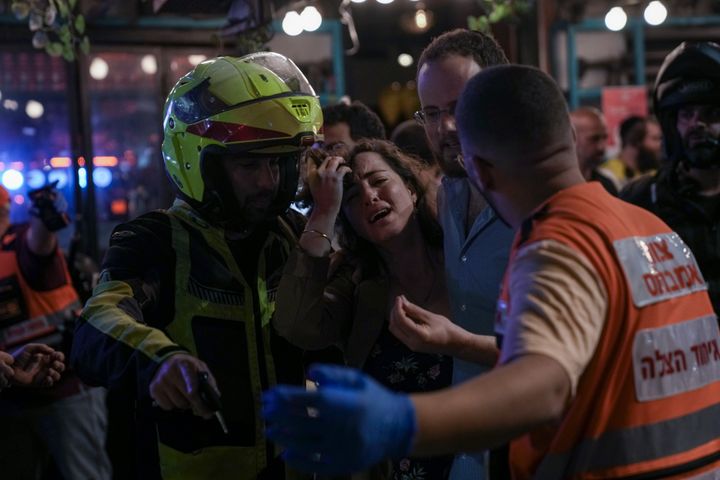 Μία γυναίκα μεταφέρεται για να τις παρασχεθούν οι πρώτες βοήθειες μετά από πυροβολισμούς στο κέντρο του Τελ Αβίβ, με τουλάχιστον δύο νεκρούς και οκτώ τραυματίες.