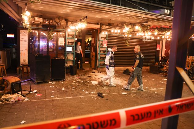 Des policiers inspectant les lieux après une attaque armée à Tel-Aviv, en Israël,...