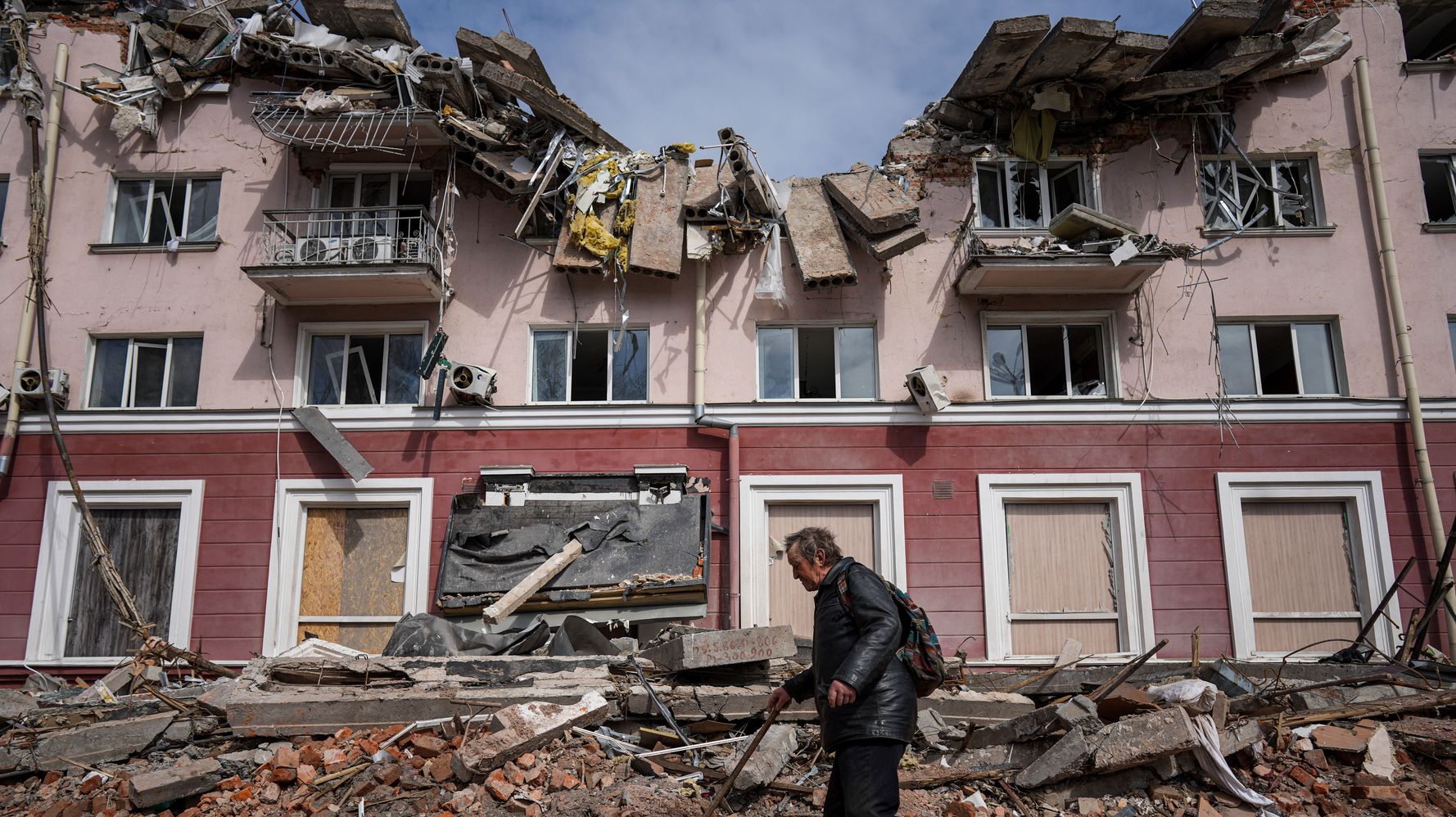 Les troupes russes se retirent d’une ville du nord de l’Ukraine, laissant derrière elles la mort et la destruction