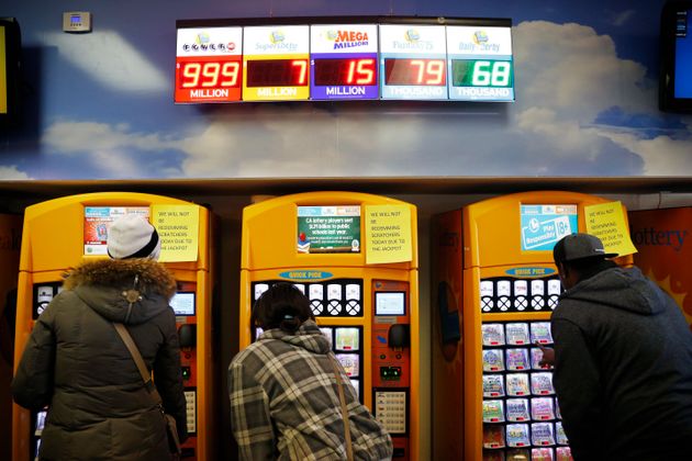 イメージ画像：カジノに置かれた自動販売機で宝くじを買う人たち