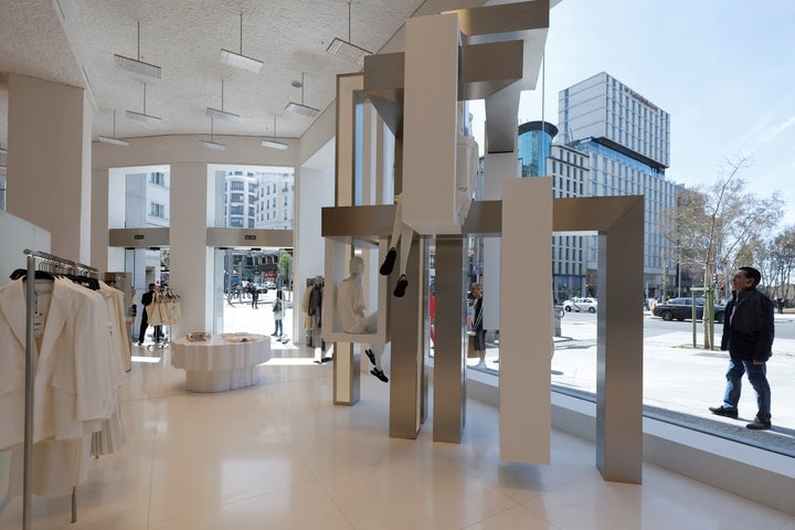 Un hombre mira el escaparate del Zara de Plaza de España.