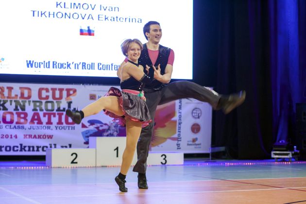 Η Katerina Tikhonova και ο χορευτής Ivan Klimov κατά τη διάρκεια του Παγκοσμίου Κυπέλλου Acrobatic Rock and Roll στην Πολωνία...