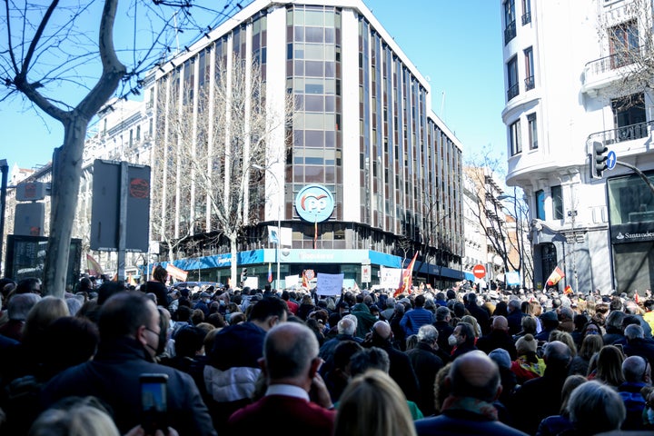 Foto de archivo de la concentración a favor de Isabel Díaz Ayuso en la sede del Partido Popular.