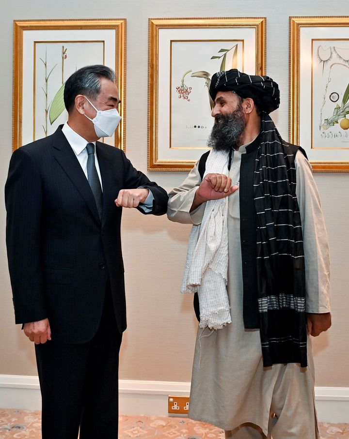Ο Κινέζος Υπουργός Εξωτερικών, Wang Yi, με τον πολιτικό αρχηγό των Ταλιμπάν, Abdul Ghani Baradar, κατά την συνάντησή τους στην Tianjin