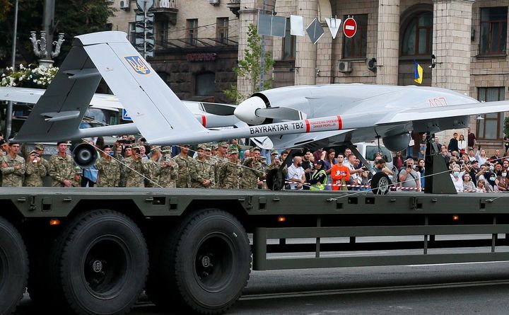 Ένα drone Bayraktar εμφανίζεται κατά τη διάρκεια μιας πρόβας για τη στρατιωτική παρέλαση της Ημέρας Ανεξαρτησίας στο κέντρο του Κιέβου, Ουκρανία, 18 Αυγούστου 2021.