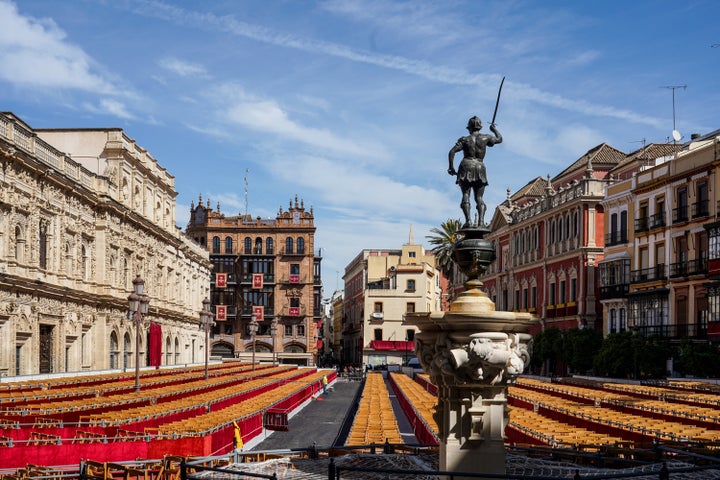 Todo preparado en Sevilla, con las sillas ya en 'Carrera oficial' para la Semana Santa... a la espera del tiempo