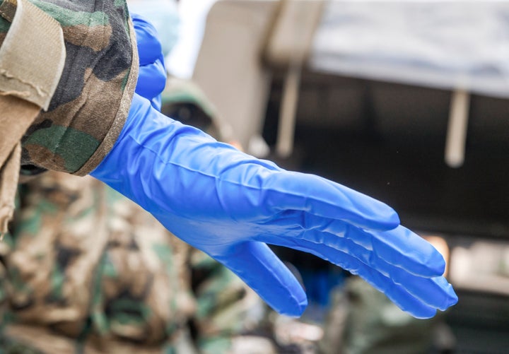 Un militar se ajusta su equipamiento de protección