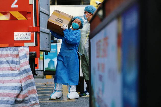 物資配給に従事するボランティア 4月8日 上海市 (Photo by Chen Chen/VCG via Getty Images)