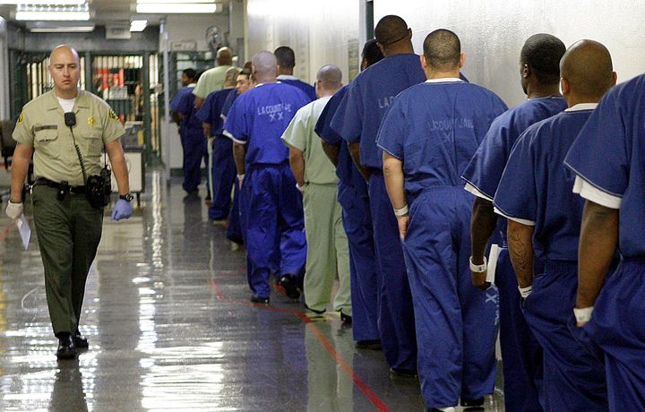 Η Κεντρική Φυλακή Ανδρών, που διευθύνεται από το Τμήμα του Σερίφη της Κομητείας του Λος Άντζελες, στο κέντρο του Λος Άντζελες.