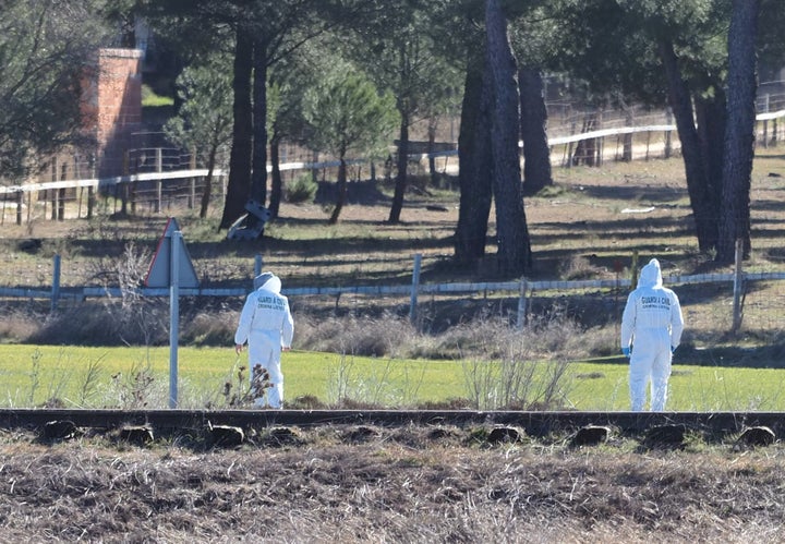 Agentes de la Guardia Civil, en el lugar donde fue hallado el cuerpo de Esther López, en Traspinedo.