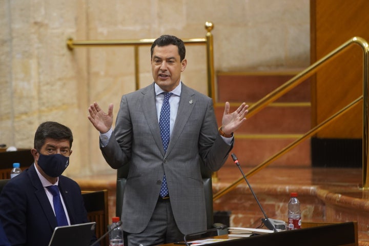 El presidente de la Junta de Andalucía, Juanma Moreno, en el Pleno del Parlamento andaluz.