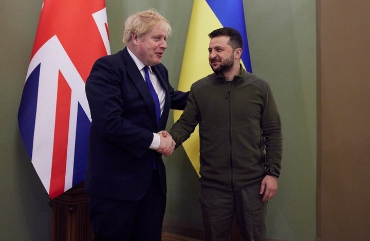 El primer ministro británico, Boris Johnson, y el presidente de Ucrania, Volodimir Zelenski.