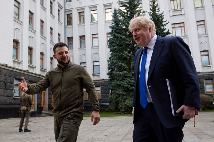 Boris Johnson walks in Kyiv with president Volodymyr Zelensky