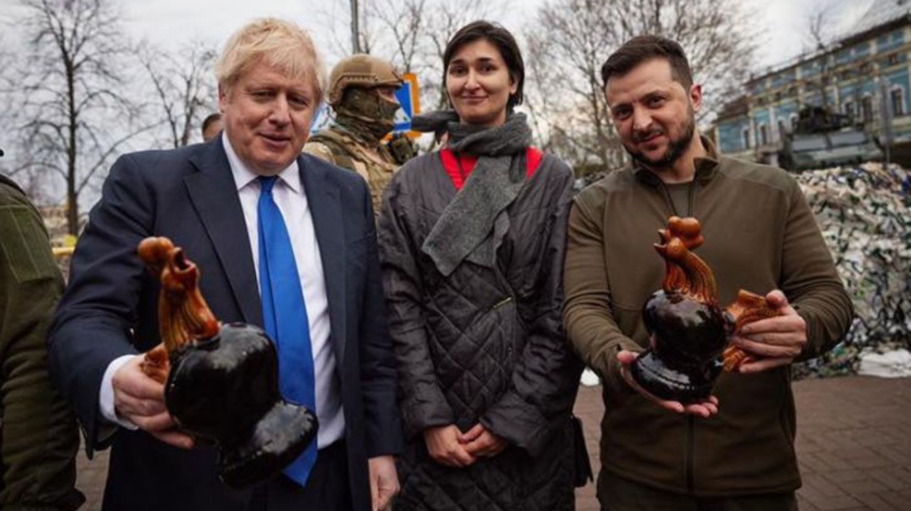 Ukraine: À Kiev, Boris Johnson reçoit un coq en céramique fort de sens
