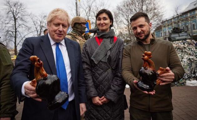 En visite dans les rues de Kiev, Boris Johnson a reçu un cadeau original, mais fort de
