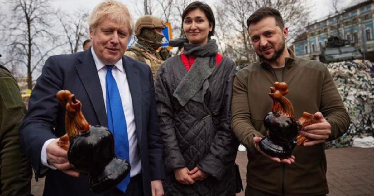 Ukraine: Boris Johnson gets a meaningful ceramic rooster in Kiev
