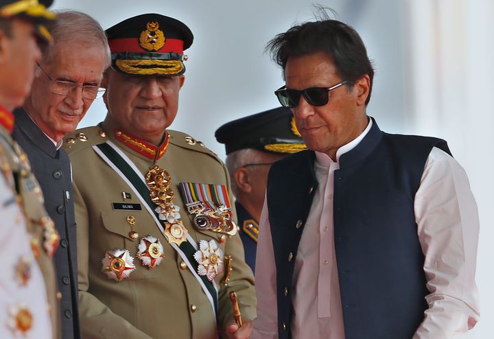 Ο πρωθυπουργός του Πακιστάν Ίμραν Χαν (δεξιά), ο αρχηγός του στρατού, Στρατηγός Καμάρ Τζάβεντ Μπάτζουα (κέντρο) και ο υπουργός Άμυνας Περβέζ Χατάκ στην στρατιωτική παρέλαση για τον εορτασμό της Εθνικής Ημέρας του Πακιστάν στο Ισλαμαμπάντ την Τετάρτη 23 Μαρτίου 2022.