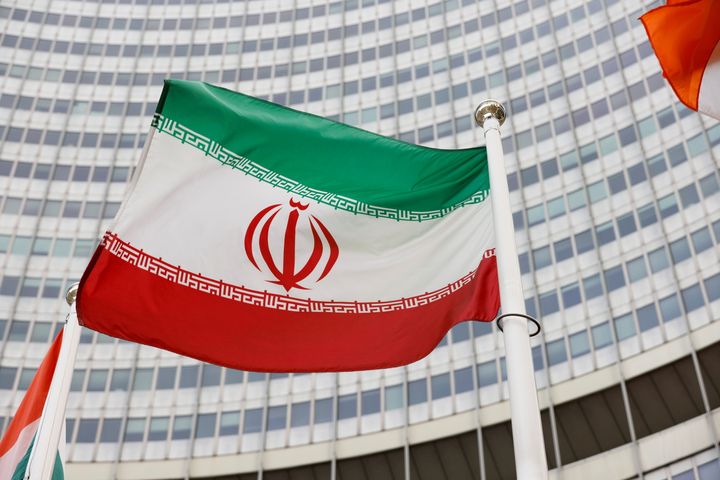 Η ιρανική σημαία κυματίζει μπροστά από την έδρα του Διεθνούς Οργανισμού Ατομικής Ενέργειας (IAEA)
