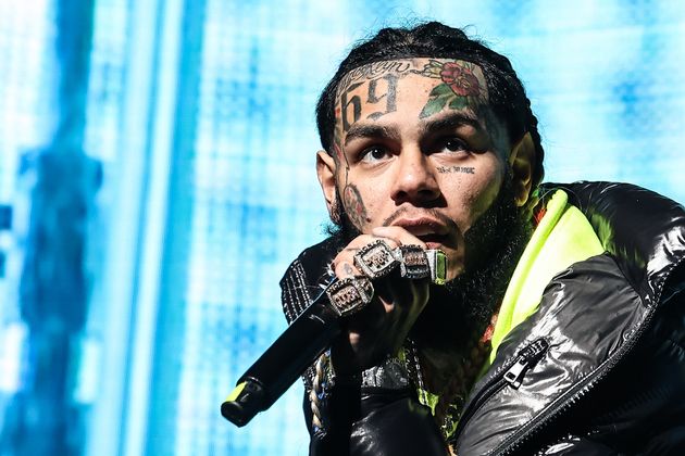 6ix9ine während eines Konzerts auf der Bühne in Miami am 17. Dezember