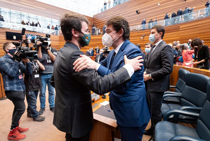 El líder de Vox en Castilla y León, Juan García-Gallardo, saluda a Fernández Mañueco en el Parlamento.