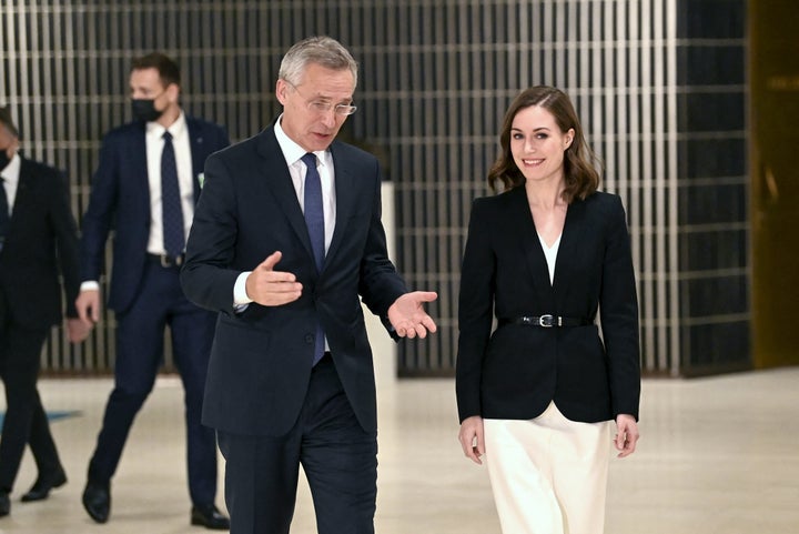 El secretario general de la OTAN, Jens Stoltenberg , y la primera ministra finlandesa, Sanna Marin.