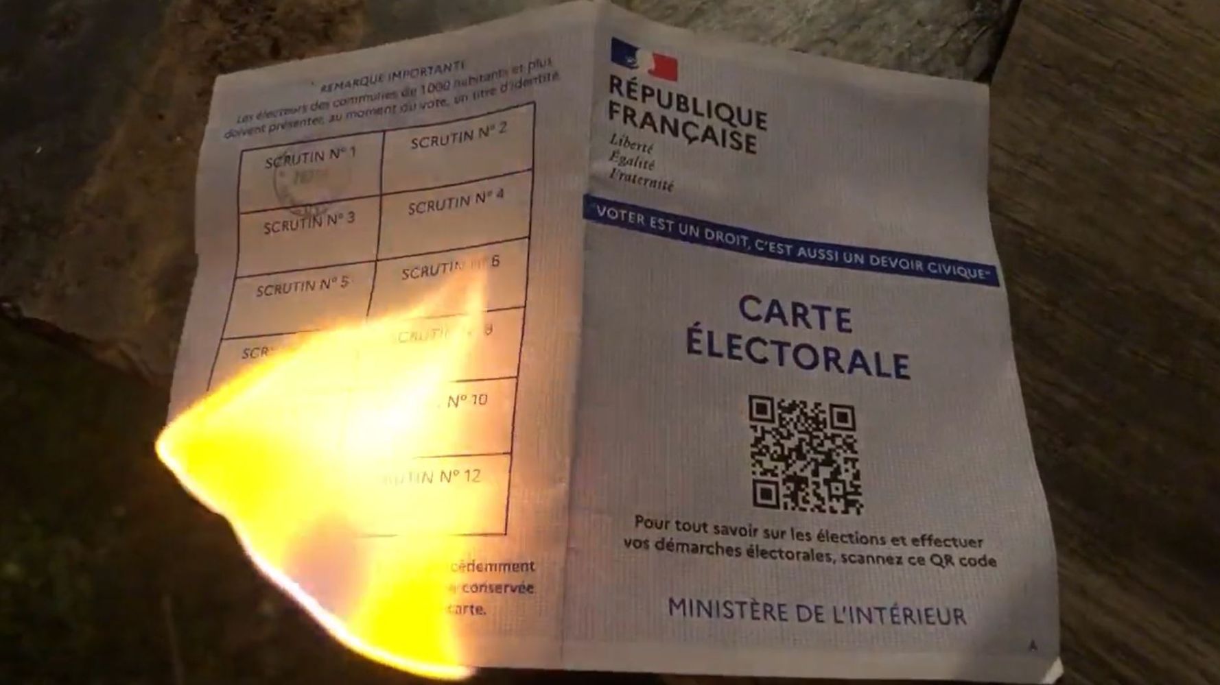 Soutien de Mélenchon, le réalisateur Xavier Beauvois brûle sa carte électorale