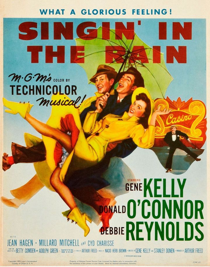 Η αφίσα από την ταινία του 1952. Από αριστερά, Ντόναλντ Ο' Κόνορ, Τζιν Κέλι, Ντέμπι Ρέινολντς. (Photo by LMPC via Getty Images)
