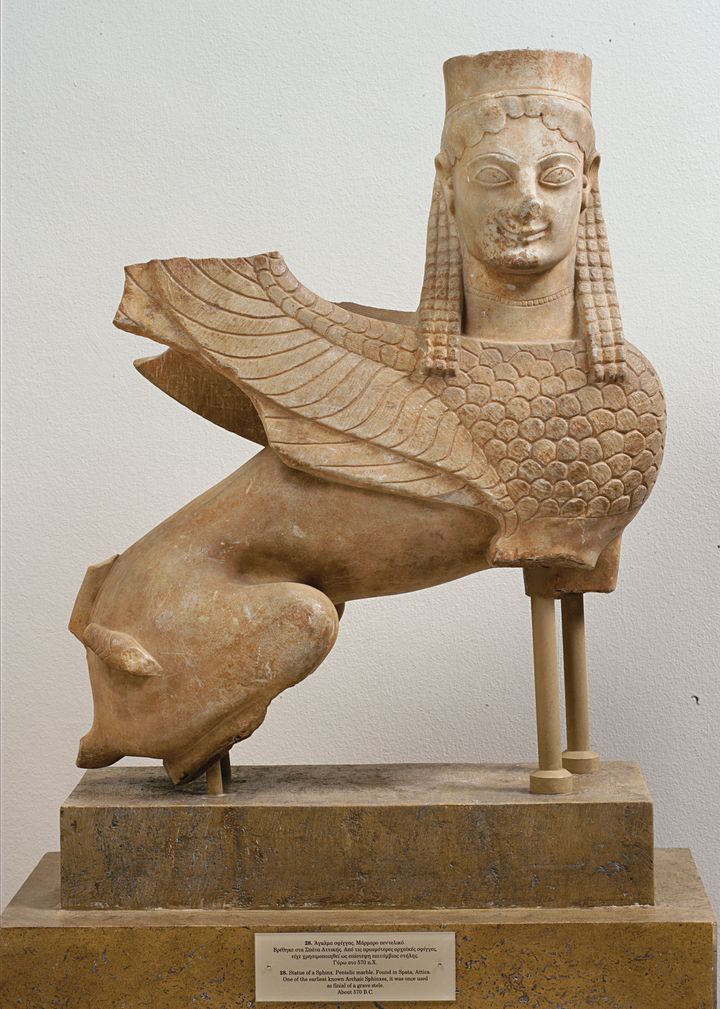 Μαρμάρινο άγαλμα σφίγγας, από τα Σπάτα, Αττικής. 560–550 π.Χ. 