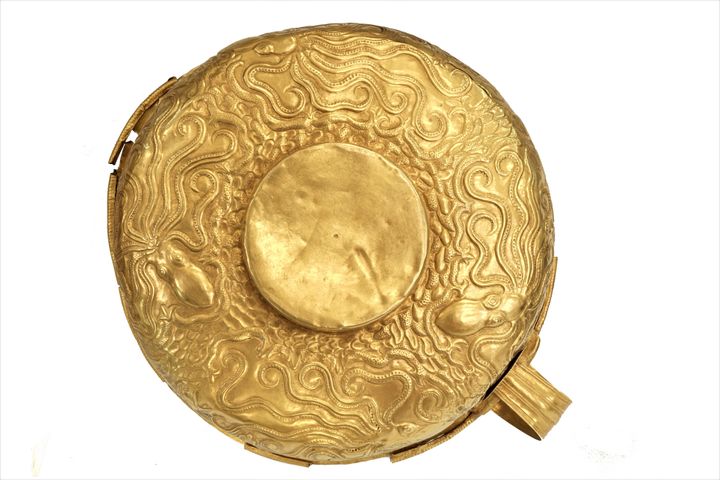 Χρυσό αβαθές κύπελλο με ανάγλυφη διακόσμηση που αποδίδει θαλασσινό τοπίο, από τη Μιδέα (Δενδρά) Αργολίδας. 1500–1300 π.Χ. 