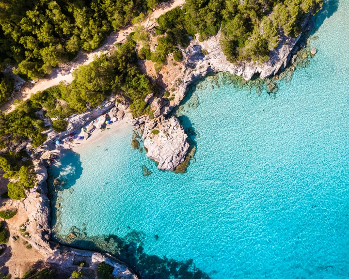 La pequeña Cala Mitjaneta.