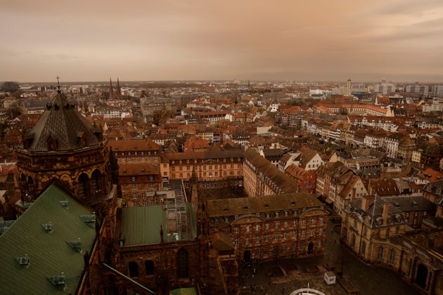 Comme sur cette photo prise à Strasbourg le 15 mars, les sables du Sahara vont revenir tapisser le ciel de France d