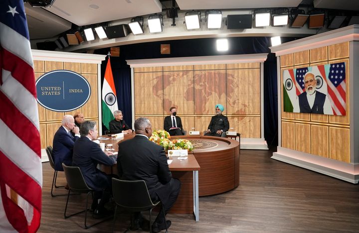 Ο πρόεδρος των ΗΠΑ Τζο Μπάιντεν σε τηλεδιάσκεψη με τον πρωθυπουργό της Ινδίας Ναρέντρα Μόντι όπου συζητούν τον πόλεμο της Ρωσίας με την Ουκρανία από τον Λευκό Οίκο στην Ουάσιγκτον ΗΠΑ, 11 Απριλίου 2022. REUTERS/Kevin Lamarque