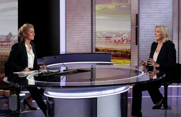 (Photo: Anne-Sophie Lapix et Marine Le Pen sur le plateau de France 2 le 27 septembre 2021 (Photo by GEOFFROY VAN DER HASSELT / AFP)