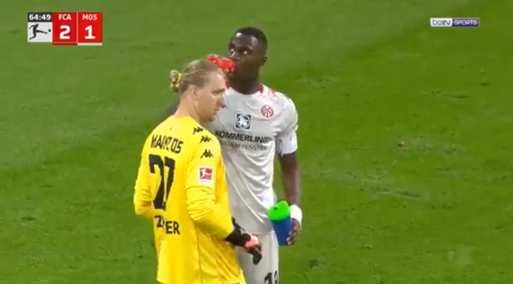El jugador Moussa Niakhaté, capitán del Mainz, bebe durante un partido.