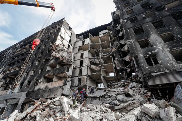 Dans les débris d'un bâtiment détruit par l'armée russe à Marioupol,...