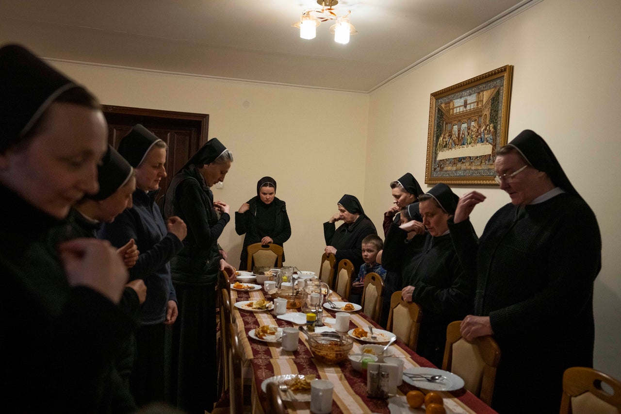 Before the war, the nuns led a tranquil life. In addition to their religious duties and charitable work, they grew mushrooms, made their own pasta and painted icons. Now, they run after young children, provide support to their mothers and cook daily for dozens of guests.