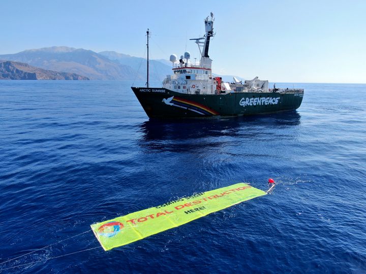 30 Αυγούστου 2021. Πανό της Greenpeace πλέει δίπλα στο σκάφος Arctic Sunrise της οργάνωσης, νοτιοανατολικά της Κρήτης. Η Greenpeace απευθύνει διαρκώς μηνύματα διαμαρτυρίας, καθώς διαφωνεί με την έρευνα και την εξόρυξη υδρογονονανθράκων στην Ελλάδα και στον κοσμο, φωνάζοντας για το περιβαλλοντικό αποτύπωμά τους. (Leonidas Karantzas/Greenpeace via AP)