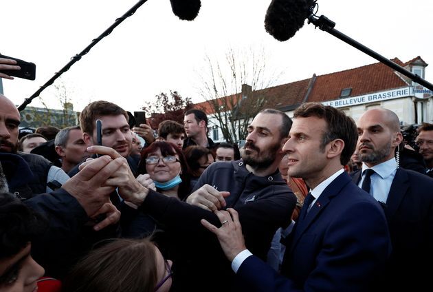 Macron haciendo campaña el lunes 11 de abril.